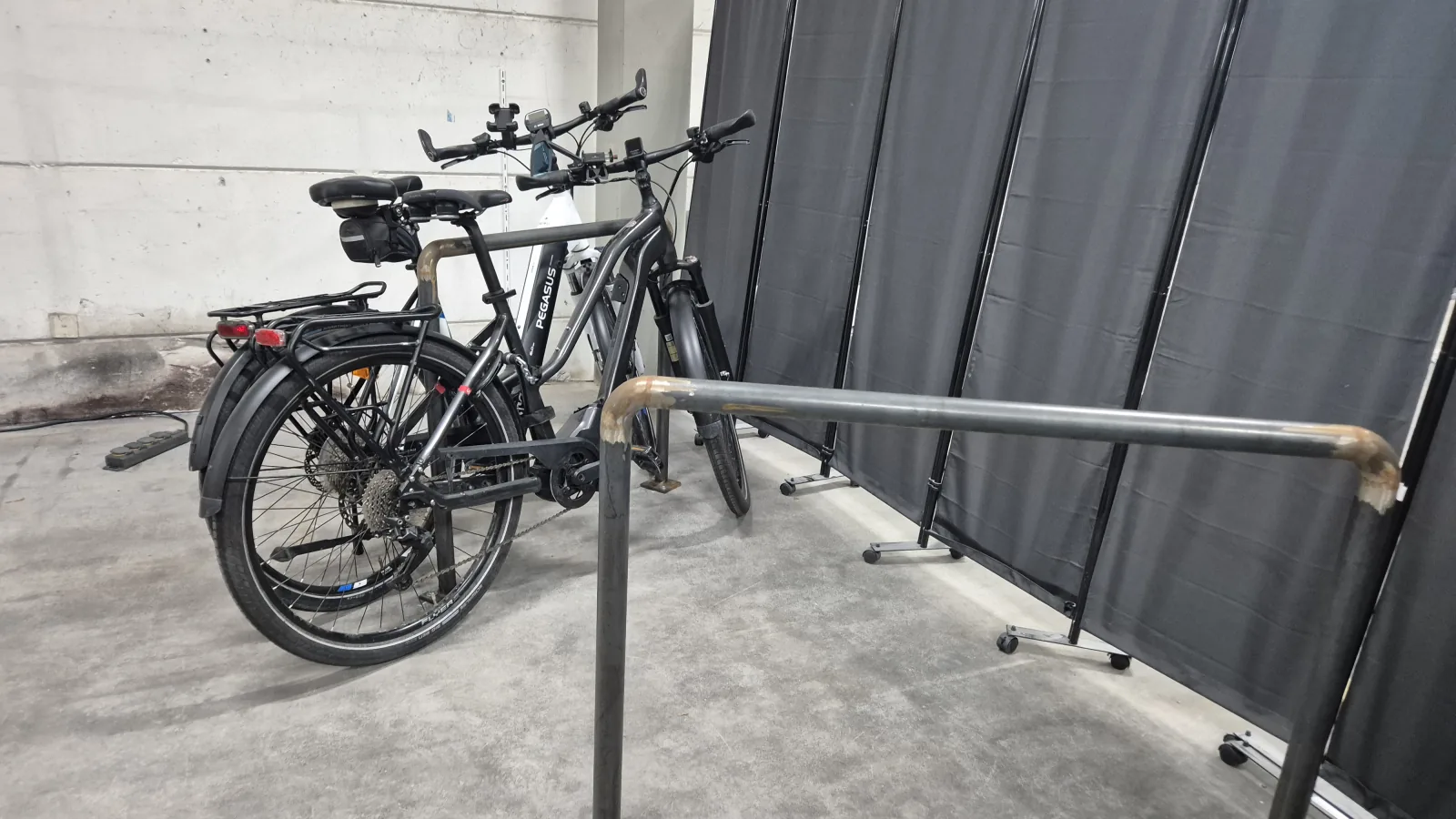 E-Bikes an stabilen Fahrradständern in der abschließbaren Fahrradgarage des FairSchlafen Boutique Hotels