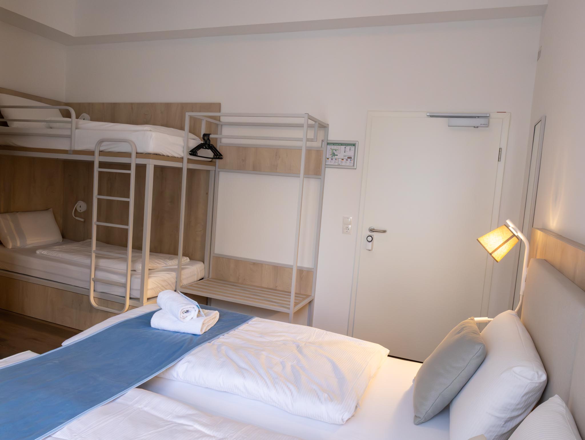 Admiralzimmer – Vierbettzimmer mit Etagenbett und Doppelbett im FairSchlafen Boutique Hotel