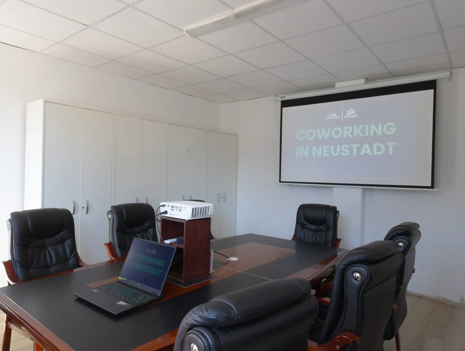 Besprechungsraum mit Konferenztisch, Ledersesseln, Beamer und Leinwand in Neustadt in Holstein