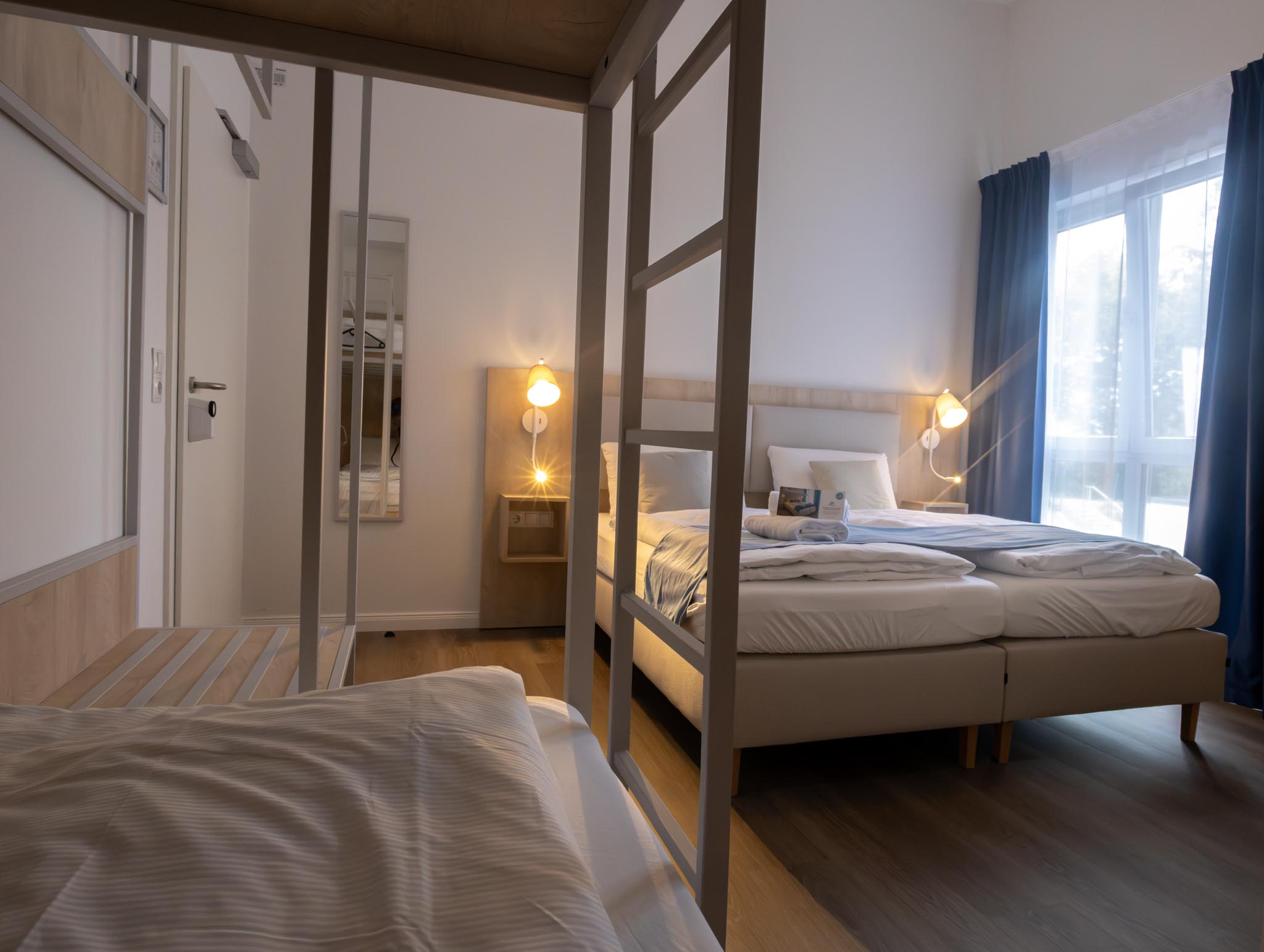Admiralzimmer – Doppelbett am Fenster, davor das Etagenbett mit Leiter