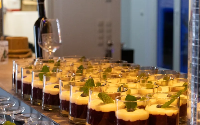 Dessert-Gläser mit Schokoladencreme und Minze am Buffet im Küstenklub