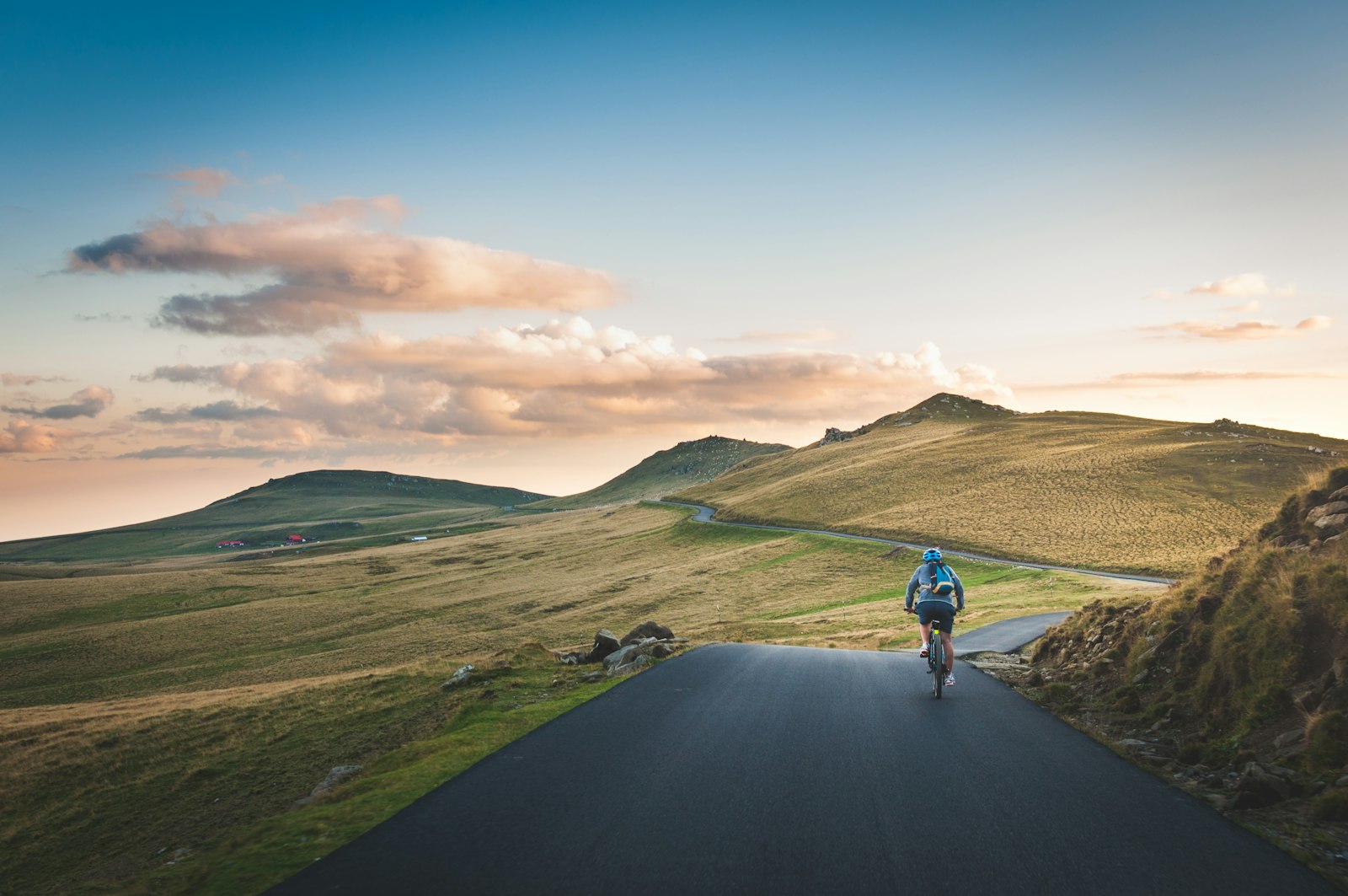 Radtour bei Sonnenuntergang – Fahrrad- und E-Bike-Verleih am FairSchlafen Boutique Hotel